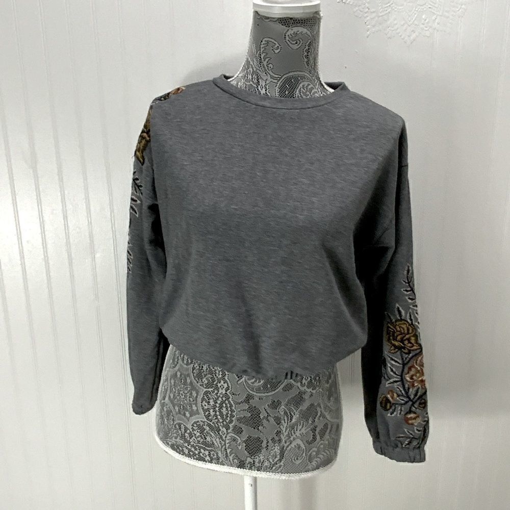 INTU embroidered sleeve crop sweatshirt